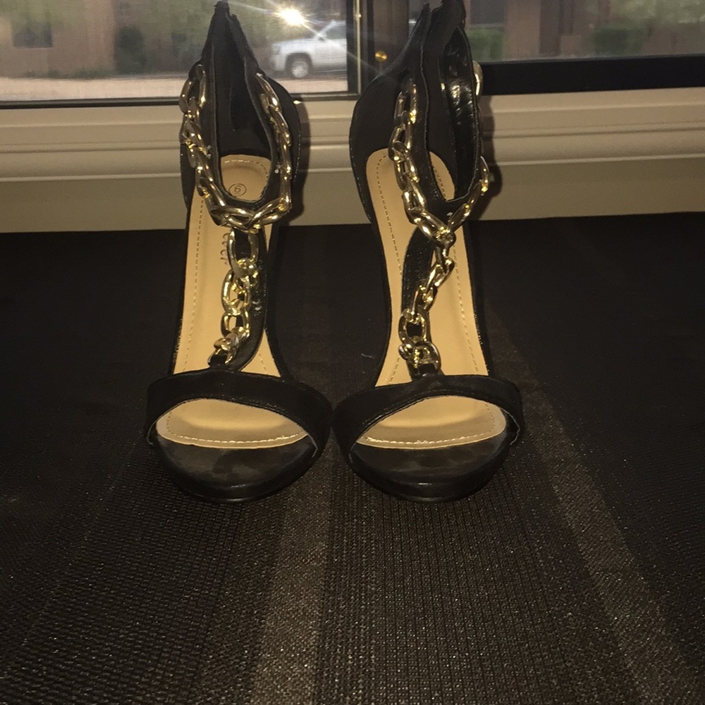 Super cute size 6 high heels!!